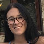 Studentessa che offre ripetizioni con uno sguardo al futuro